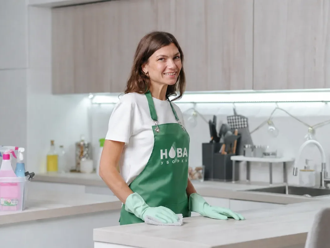 Срочная уборка квартиры в Курске — клинер НОВА за работой